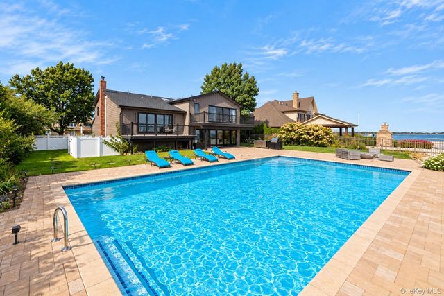 8 Shoal Drive, West Islip, NY 11795