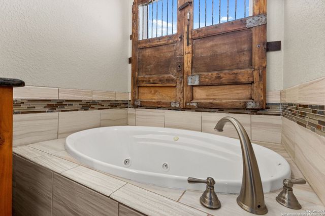 381 Schneider, Seguin, TX 78155