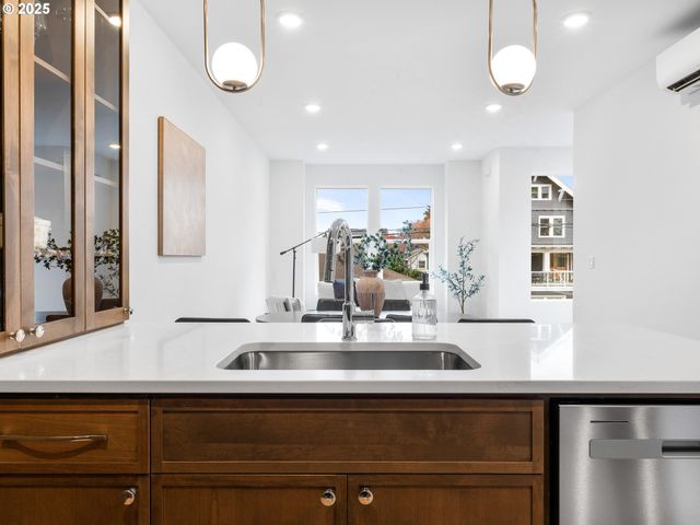 2478 Se LINCOLN St, Portland, OR 97214