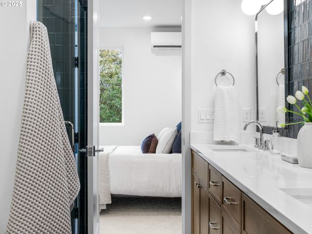 2478 Se LINCOLN St, Portland, OR 97214