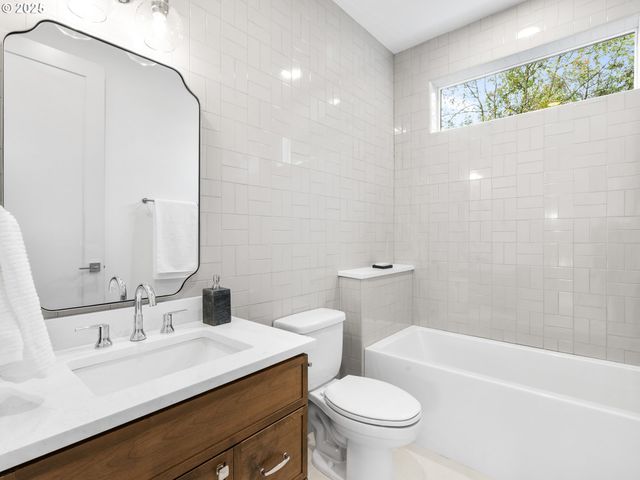 2478 Se LINCOLN St, Portland, OR 97214