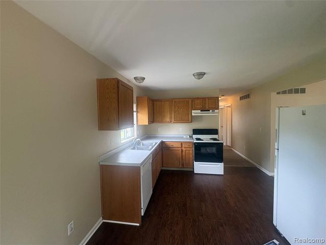 1455 E Meyers Avenue, Hazel Park, MI 48030