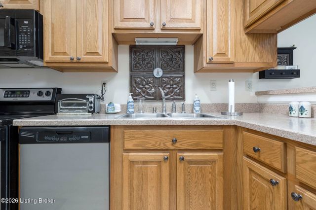 3244 Graystone Manor Pkwy, Louisville, KY 40241