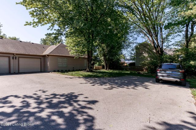 3244 Graystone Manor Pkwy, Louisville, KY 40241