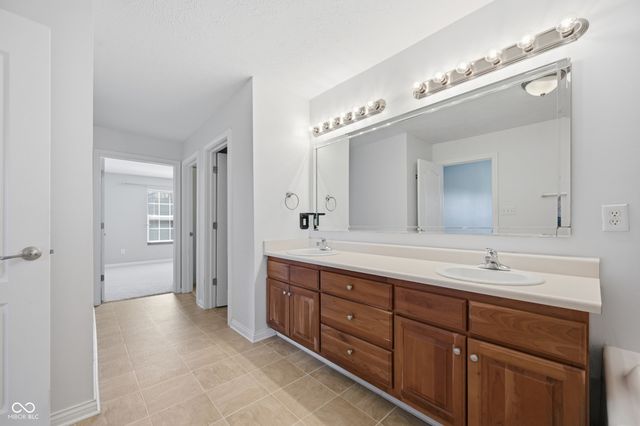 10862 Chestnut Heath Court, Noblesville, IN 46060