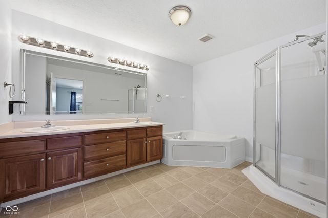 10862 Chestnut Heath Court, Noblesville, IN 46060