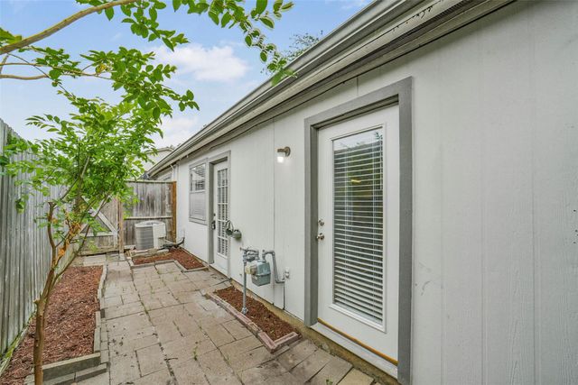 1917 Augusta Drive A8, Houston, TX 77057