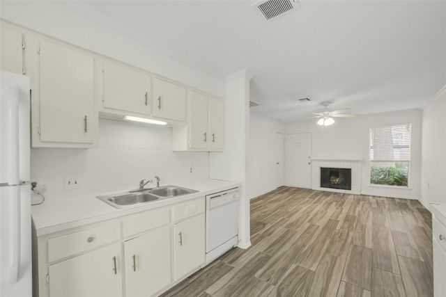 1917 Augusta Drive A8, Houston, TX 77057