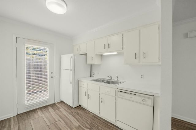 1917 Augusta Drive A8, Houston, TX 77057