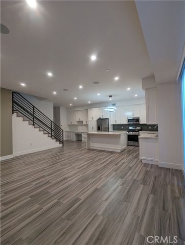 8254 Sharuzi Lane, Northridge (los Angeles), CA 91325