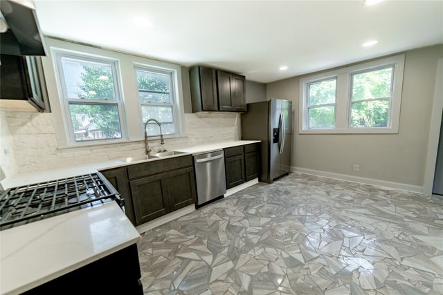 211 WALNUT Street, Erie, PA 16507