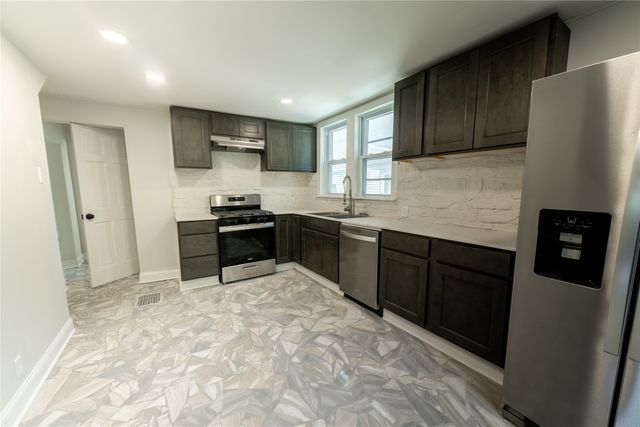 211 WALNUT Street, Erie, PA 16507