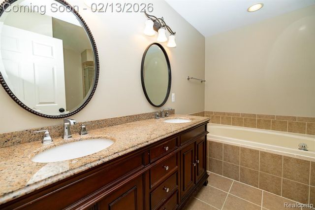 6056 Lochmore Drive 49, Commerce Twp, MI 48382