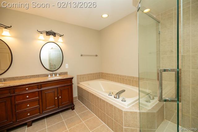 6056 Lochmore Drive 49, Commerce Twp, MI 48382