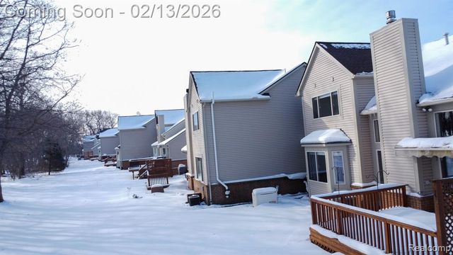 6056 Lochmore Drive 49, Commerce Twp, MI 48382