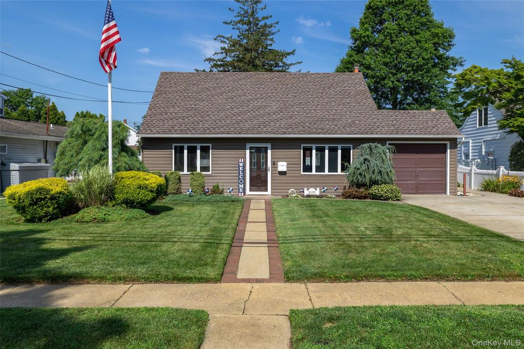 2100 North Drive, Seaford, NY 11783 — exterior
