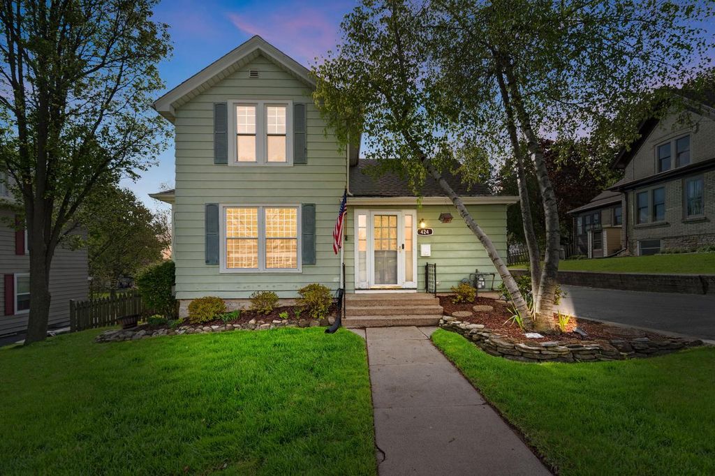424 James STREET, Burlington, WI 53105