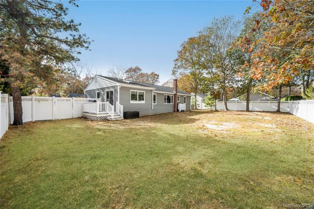 21 Woodridge Road, Hampton Bays, NY 11946