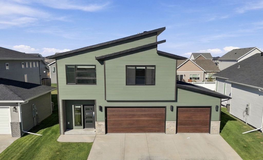 7327 Madelyn Lane S, Fargo, ND 58104