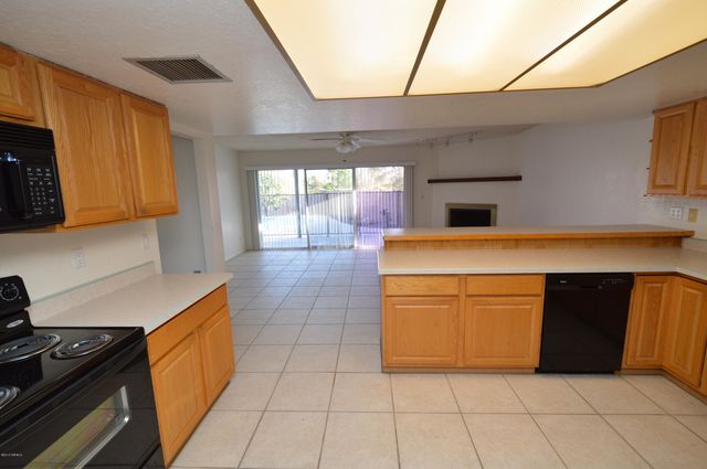 7722 E Knollwood Circle, Tucson, AZ 85750