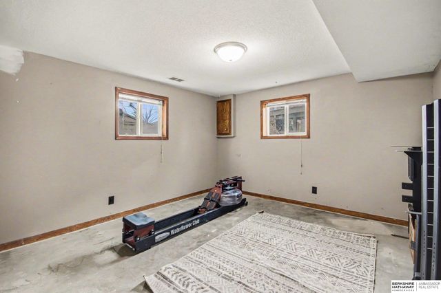 20751 Emmet Street, Omaha, NE 68022