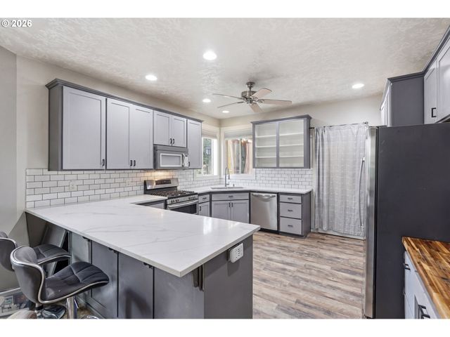 1701 WEBB LAKE Dr, Silverton, OR 97381