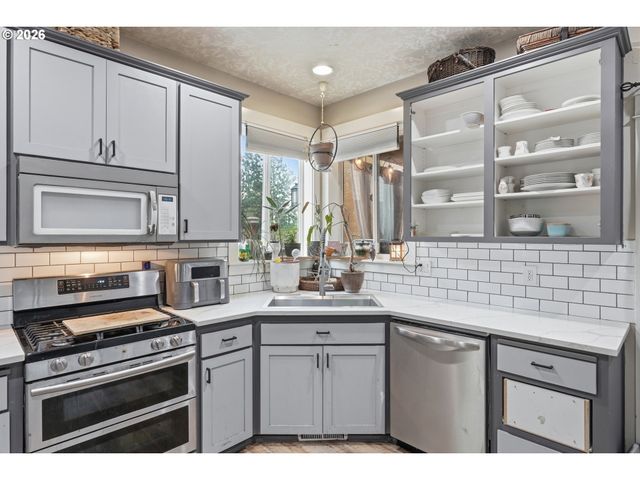 1701 WEBB LAKE Dr, Silverton, OR 97381