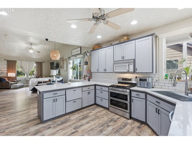1701 WEBB LAKE Dr, Silverton, OR 97381