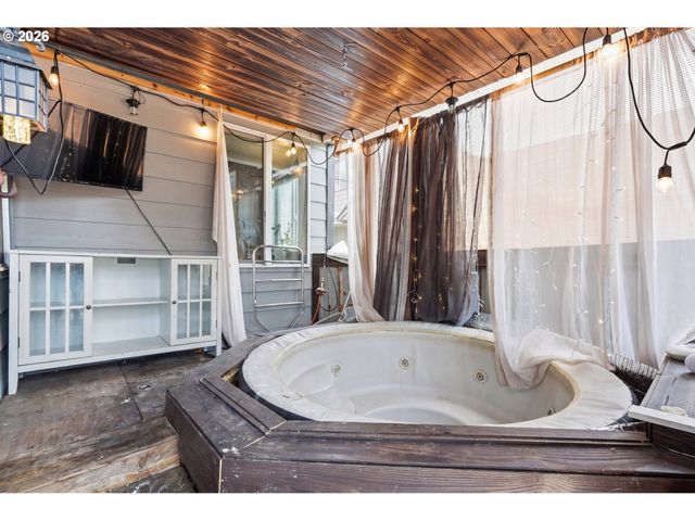 1701 WEBB LAKE Dr, Silverton, OR 97381