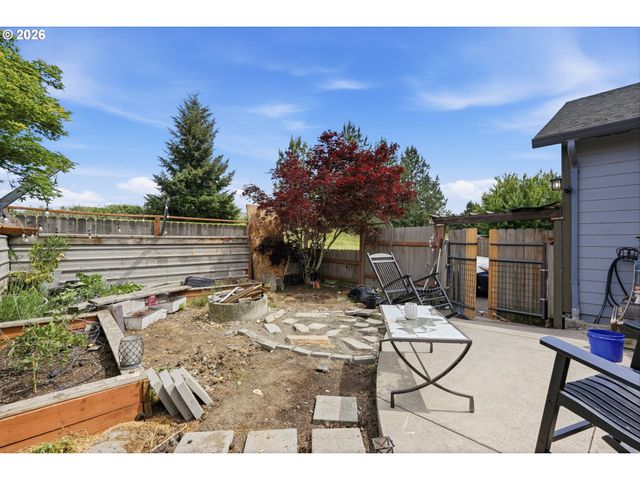 1701 WEBB LAKE Dr, Silverton, OR 97381