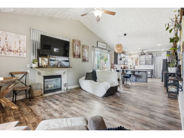 1701 WEBB LAKE Dr, Silverton, OR 97381