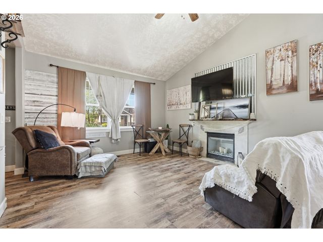 1701 WEBB LAKE Dr, Silverton, OR 97381