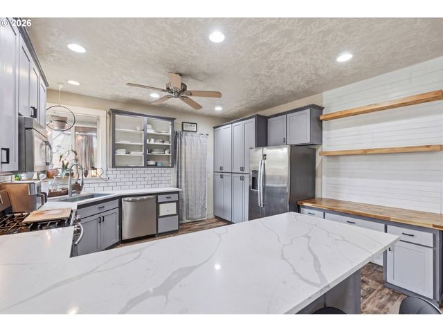 1701 WEBB LAKE Dr, Silverton, OR 97381