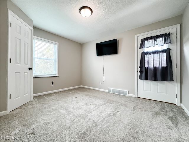 65 29th Street NW, Barberton, OH 44203