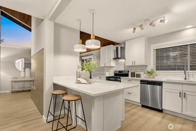 7010 NE 153rd Place, Kenmore, WA 98028