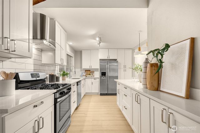 7010 NE 153rd Place, Kenmore, WA 98028