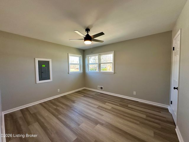 1920 Dixie Garden Dr, Louisville, KY 40272