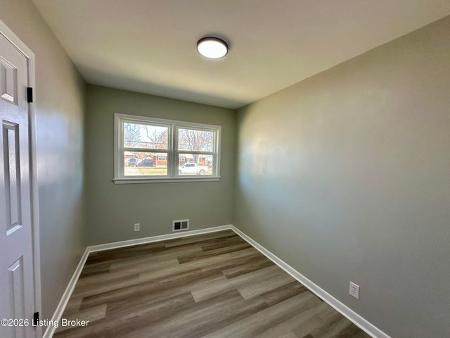 1920 Dixie Garden Dr, Louisville, KY 40272