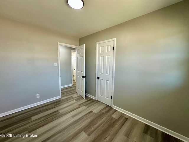 1920 Dixie Garden Dr, Louisville, KY 40272