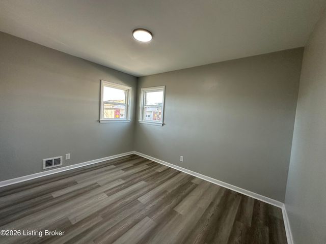1920 Dixie Garden Dr, Louisville, KY 40272