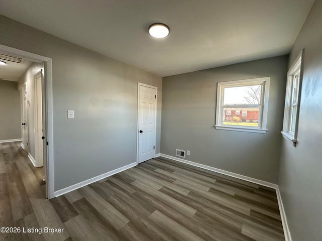 1920 Dixie Garden Dr, Louisville, KY 40272