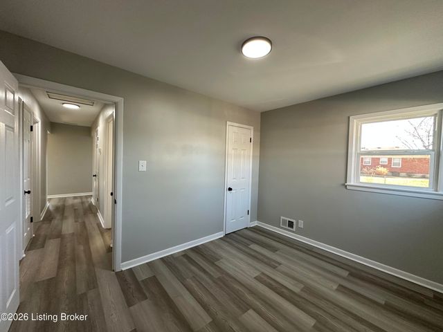 1920 Dixie Garden Dr, Louisville, KY 40272