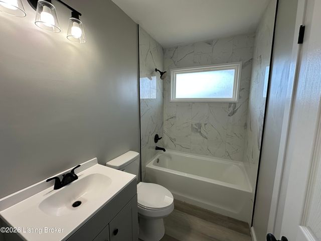 1920 Dixie Garden Dr, Louisville, KY 40272