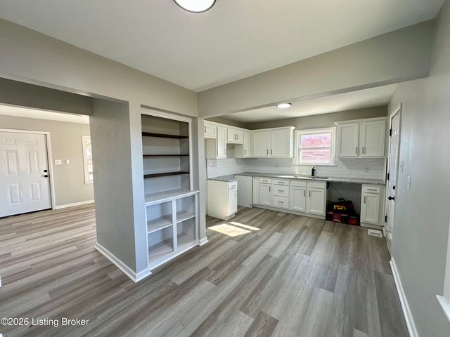 1920 Dixie Garden Dr, Louisville, KY 40272