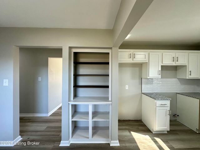1920 Dixie Garden Dr, Louisville, KY 40272