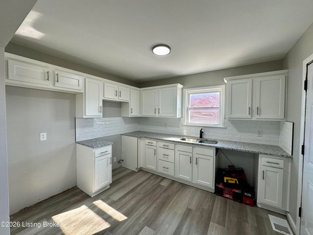 1920 Dixie Garden Dr, Louisville, KY 40272