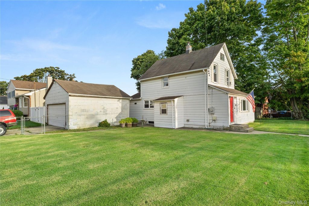 368 Catskill Avenue, Lindenhurst, NY 11757 — photo 2