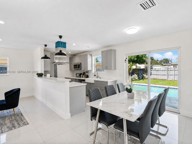6441 Meade St, Hollywood, FL 33024
