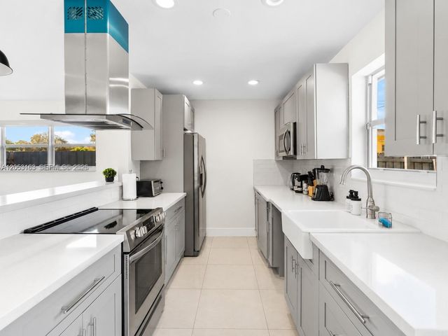 6441 Meade St, Hollywood, FL 33024