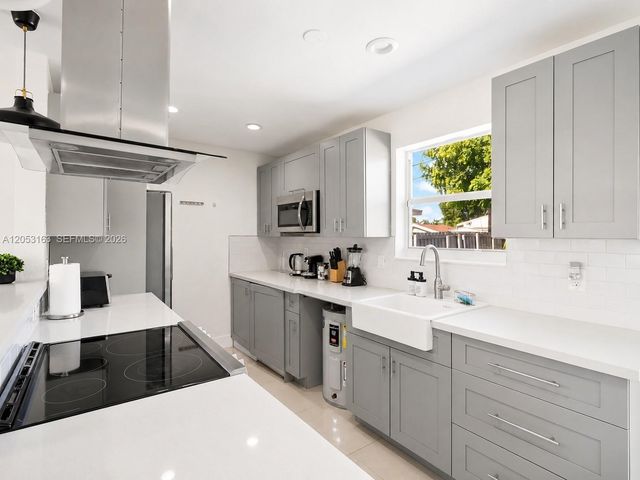 6441 Meade St, Hollywood, FL 33024
